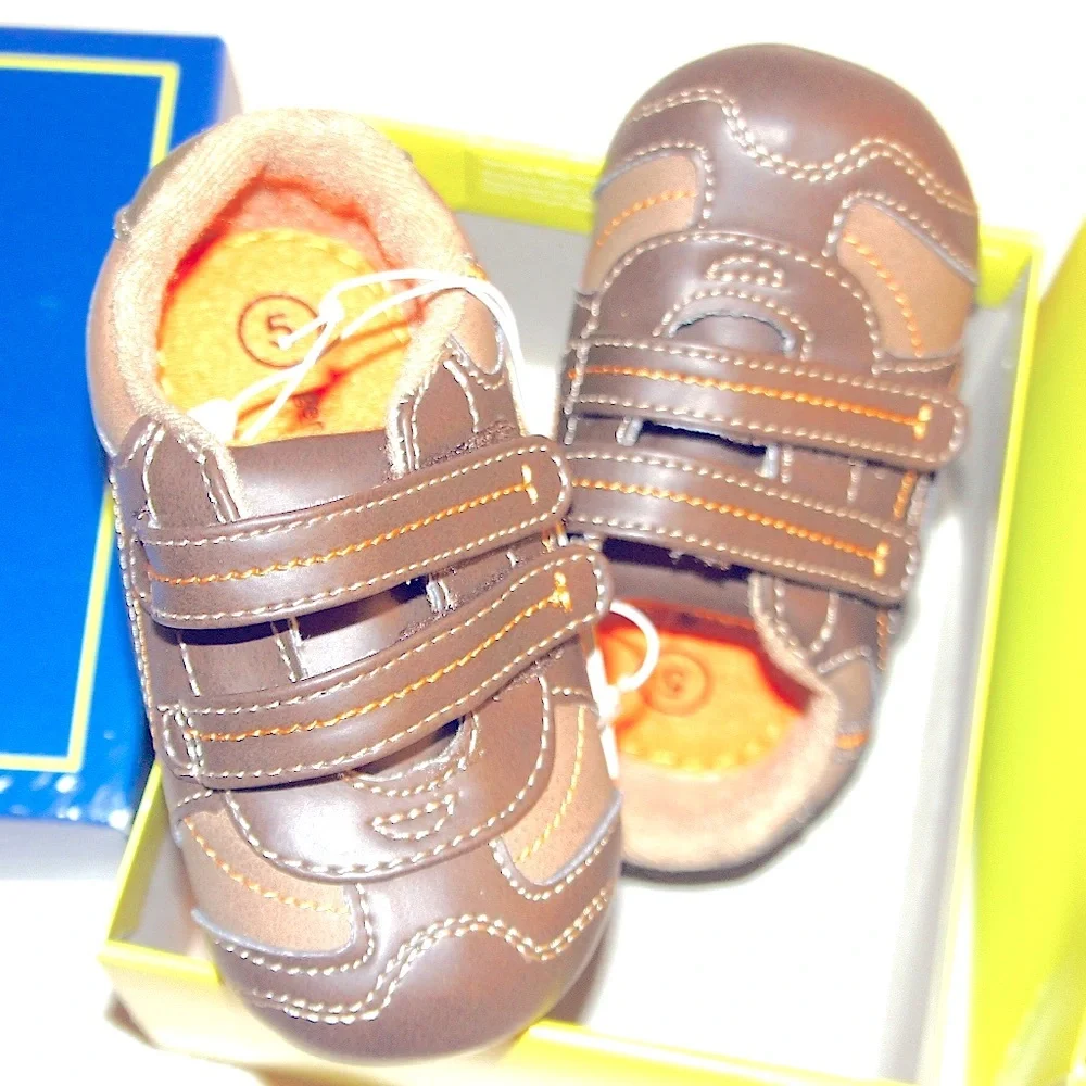 $8 sale for OshKosh Axel Sneaker size 5